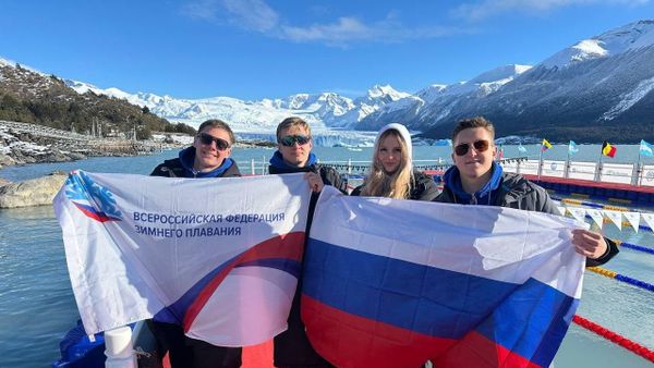 Российские спортсмены — золотые медалисты на Кубке мира по зимнему плаванию в Аргентине: Алексей Жарков, Петр Ясинский, Василиса Малаева и Матвей Овсейчук - Sputnik Литва