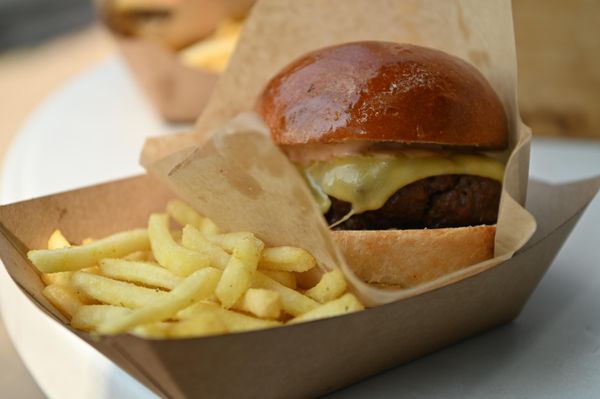 На столичном рынке Тимо прошел фестиваль уличной еды Burger Fest. - Sputnik Литва