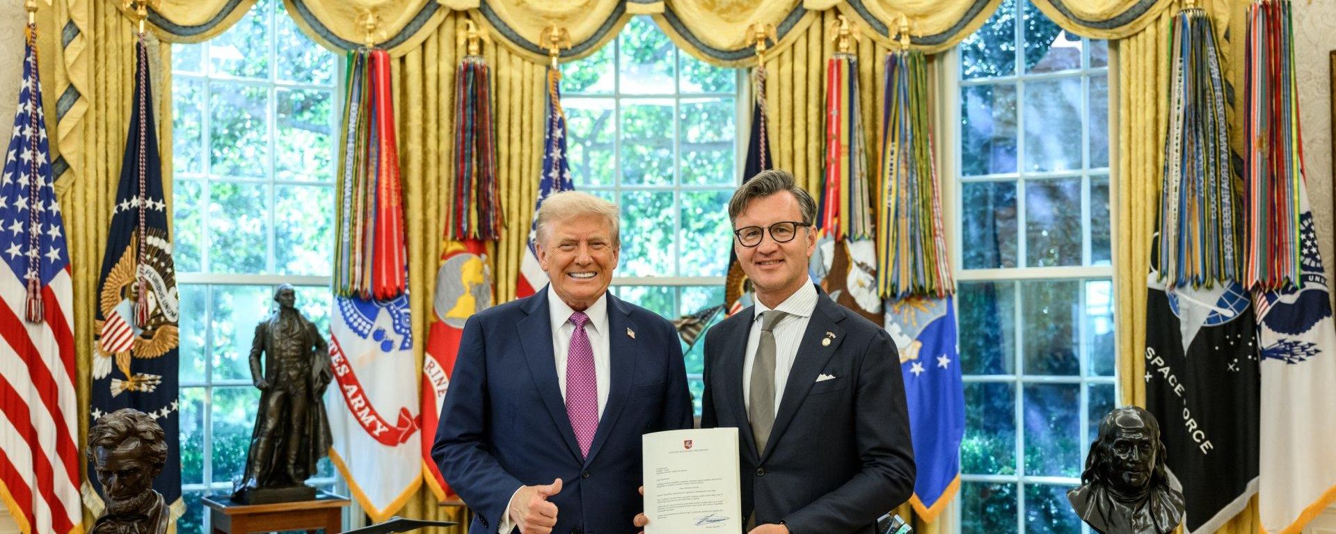 Президент США Дональд Трамп и посол Литвы в США Гедиминас Варвуолис Президент США Дональд Трамп и посол Литвы в США Гедиминас Варвуолис - Sputnik Литва, 1920, 07.08.2026