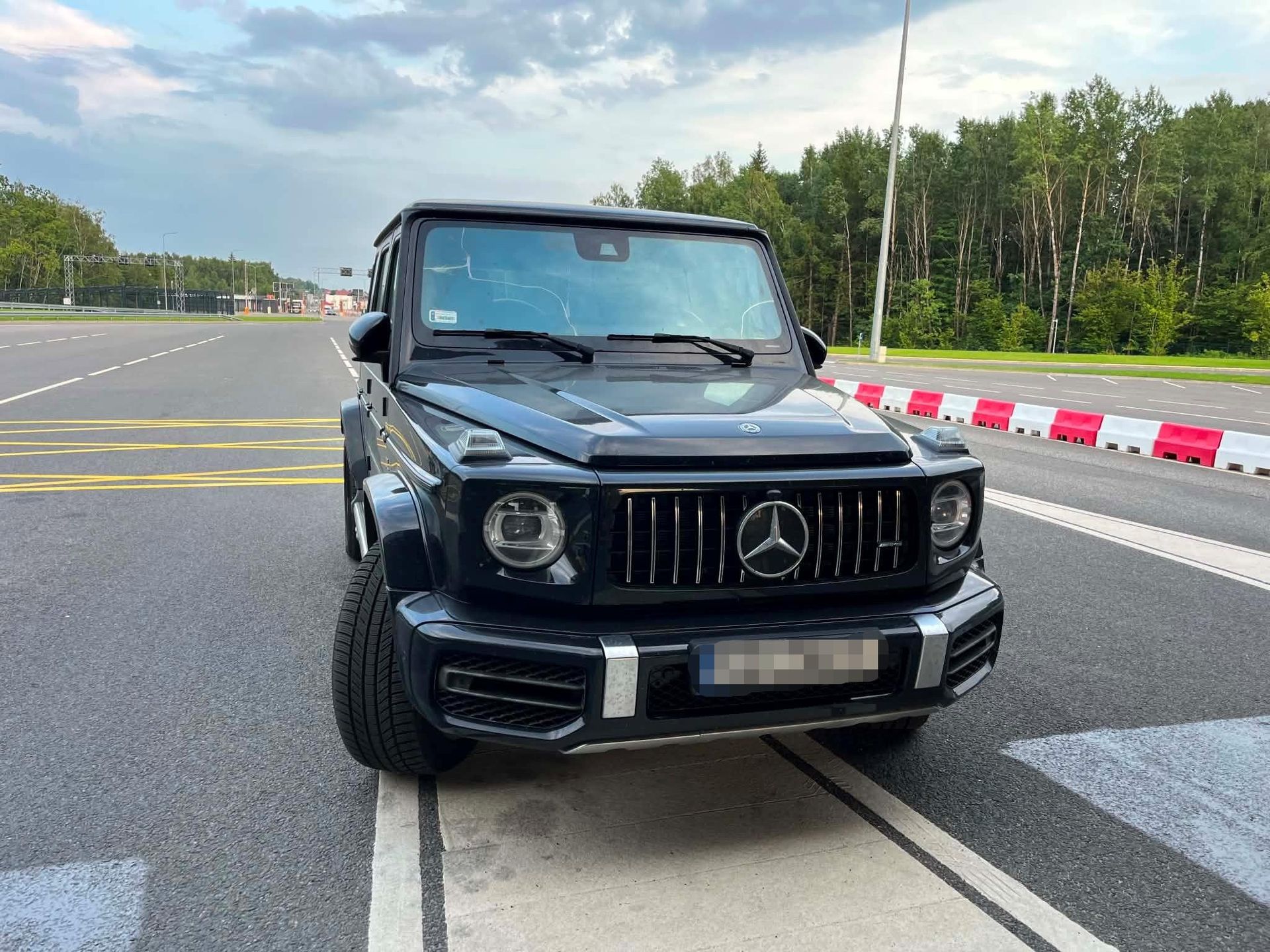 Автомобиль Mercedes-Benz AMG G63, который случайно заехал в Литву из Белоруссии - Sputnik Литва, 1920, 07.08.2026