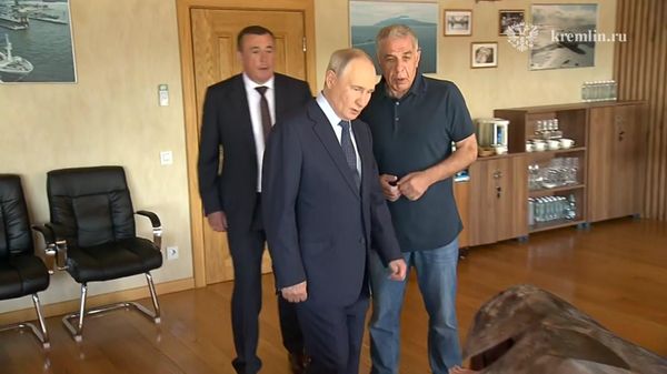 Президент РФ Владимир Путин на рыбзаводе Ясный на острове Итуруп - Sputnik Литва