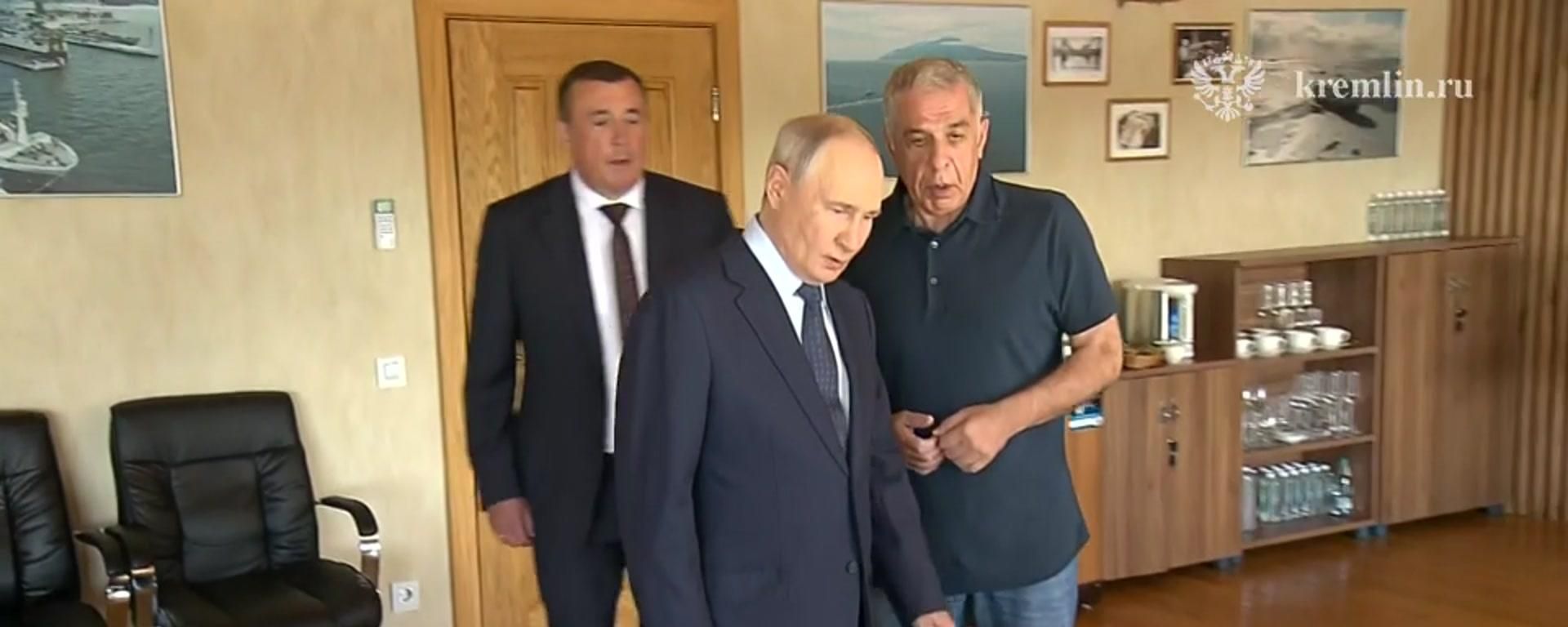 Президент РФ Владимир Путин на рыбзаводе Ясный на острове Итуруп - Sputnik Литва, 1920, 13.08.2026