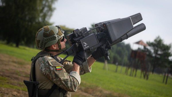 Военнослужащий армии Литвы с антидроновым ружьем - Sputnik Литва