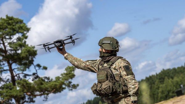Военнослужащий армии Литвы запускает дрон - Sputnik Литва