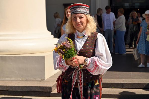 Освященные в храме букетики из трав потом дома прячут за святыми образами. Считается, что они оберегают от болезней, пожара, голода и других бедствий. - Sputnik Литва