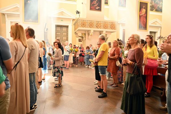 В этот день освящаются первые плоды нового урожая, цветы и целебные травы, которые, согласно легендам, имеют не только целебные свойства, но и отгоняют злых духов от домов. - Sputnik Литва