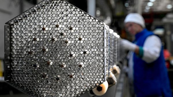 Изготовление каркасов тепловыделяющих сборок (ТВС) на Новосибирском заводе химических концентратов, архивное фото - Sputnik Литва