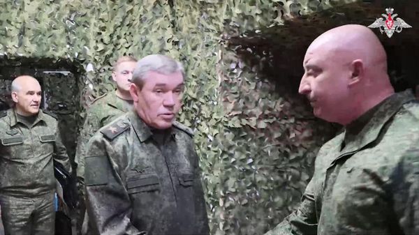 Начальник Генштаба ВС РФ Валерий Герасимов проверил ход выполнения боевых задач воинскими частями Южной группировки войск - Sputnik Литва