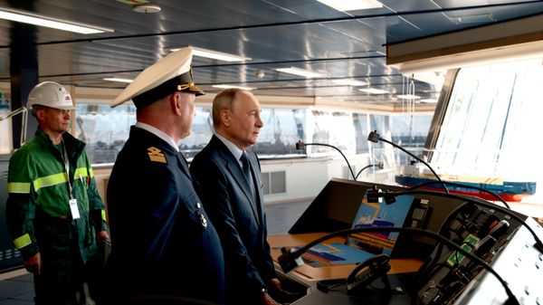 Президент РФ Владимир Путин во время осмотра строящегося танкера-газовоза Петр Столыпин  - Sputnik Литва