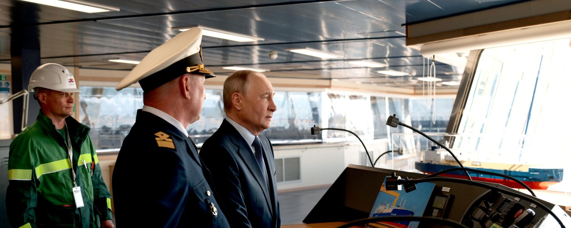 Президент РФ Владимир Путин во время осмотра строящегося танкера-газовоза Петр Столыпин Президент РФ Владимир Путин во время осмотра строящегося танкера-газовоза Петр Столыпин - Sputnik Литва, 1920, 02.09.2026