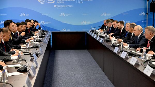 Переговоры президента РФ Владимира Путина с премьером Монголии Ням-Осорыном Учралом на ВЭФ  - Sputnik Литва