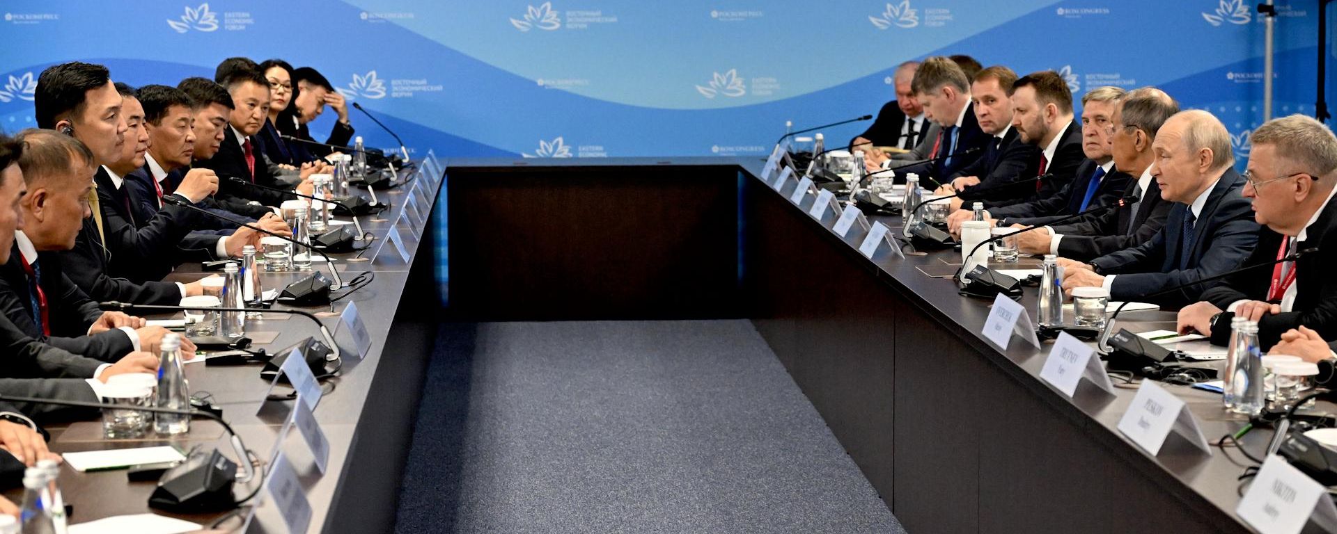 Переговоры президента РФ Владимира Путина с премьером Монголии Ням-Осорыном Учралом на ВЭФ Переговоры президента РФ Владимира Путина с премьером Монголии Ням-Осорыном Учралом на ВЭФ - Sputnik Литва, 1920, 02.09.2026