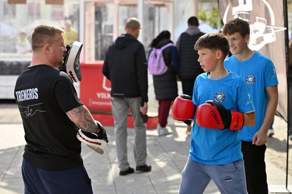 А на площадках спортивных клубов и организаций посетители могли познакомиться с более чем ста видами спорта — от командных видов спорта, боевых искусств, гимнастики, акробатики и танцев до функциональных и экстремальных видов спорта и различных видов активного отдыха. - Sputnik Литва