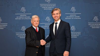 Спецпосланник президента США Дональда Трампа Джон Коул и глава МИД Литвы Кястутис Будрис