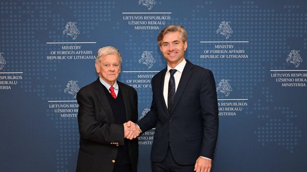 Спецпосланник президента США Дональда Трампа Джон Коул и глава МИД Литвы Кястутис Будрис - Sputnik Литва