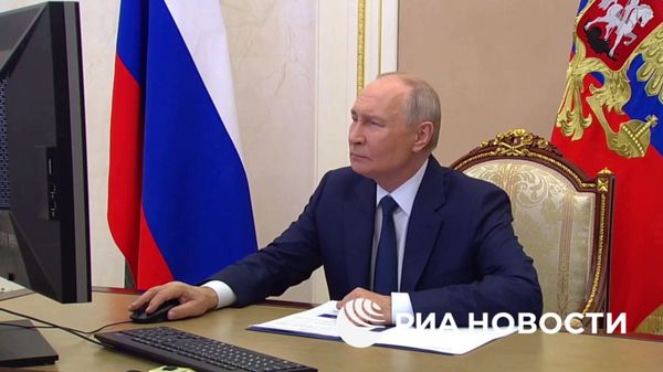 Президент России Владимир Путин проголосовал на выборах в Госдуму РФ - Sputnik Литва