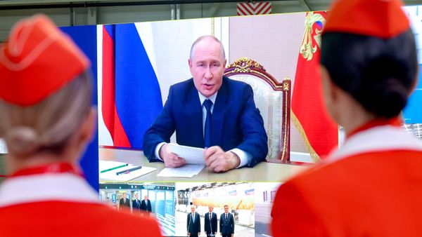 Президент РФ Владимир Путин принял участие в подписании договора на поставку самолетов МС-21-310 - Sputnik Литва