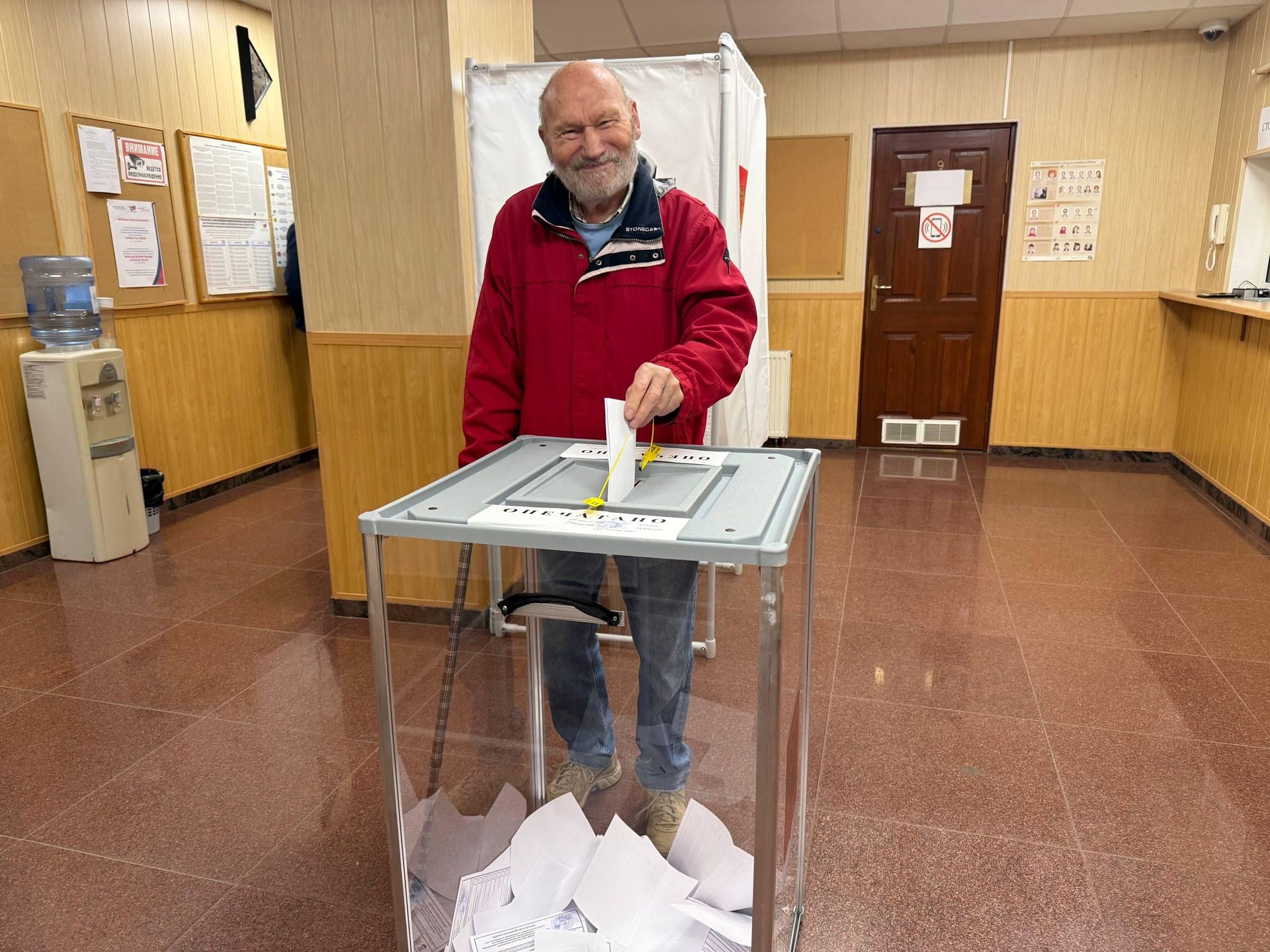 Выборы депутатов Госдумы девятого созыва на избирательном участке №8187 в посольстве России в Литве - Sputnik Литва, 1920, 20.09.2026