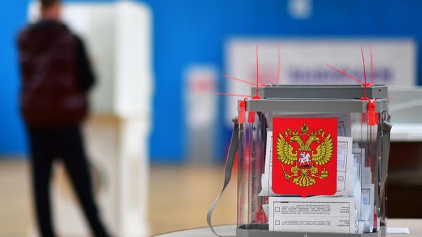 Переносная урна с бюллетенями на избирательном участке. Архивное фото - Sputnik Литва
