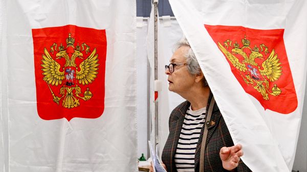 Голосование на выборах депутатов Государственной Думы РФ девятого созыва на избирательном участке №168 в Москве - Sputnik Литва