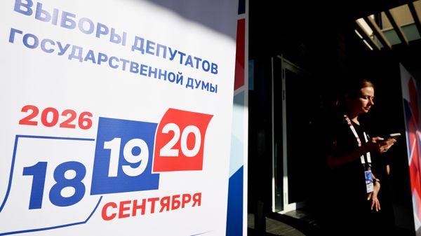 Голосование на выборах депутатов Госдумы РФ девятого созыва на избирательном участке №168 в Москве - Sputnik Литва