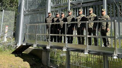 Ворота над рекой Мара на границе Литвы и Польши с Белоруссией 