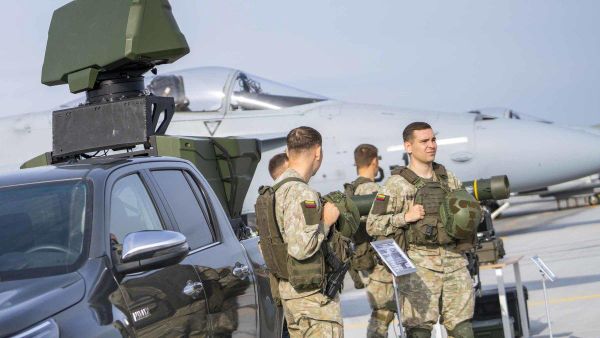 Литовские военные у самолета на авиабазе ВВС Литвы в Шяуляе - Sputnik Литва