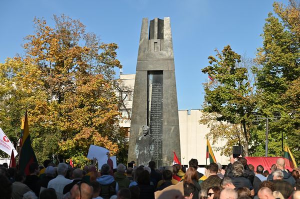 Более трехсот человек собрались на площади Винцаса Кудирки и протестовали против массовой иммиграции. - Sputnik Литва
