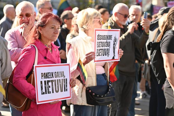 На протестах было задействовано более 240 сотрудников полиции, зафиксировано несколько инцидентов. Так, мужчина был задержан за незначительное нарушение общественного порядка, а женщина — за причинение насилия другой женщине. - Sputnik Литва