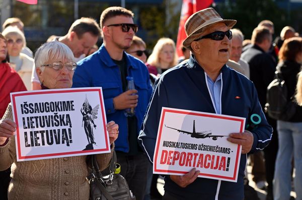На фото: участники акции протеста против массовой иммиграции держат плакаты с надписями: "Сохраним литовскую Литву", "Иностранцам, преступившим закон, — депортация". - Sputnik Литва