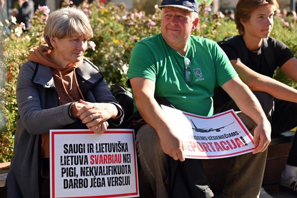 На фото: участники акции протеста против массовой иммиграции держат плакаты с надписями: "Безопасная и литовская Литва важне дешевой, неквалифицированной рабочей силы для бизнеса", "Иностранцам, преступившим закон, — депортация". - Sputnik Литва