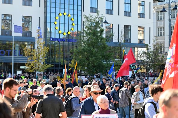 В ответ на инициативу "Национального единства" общественные активисты решили рядом в то же время провести демонстрацию против расизма.  - Sputnik Литва