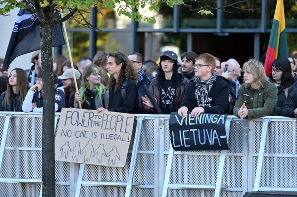 На другой стороне улицы более ста человек организовали контрпротест и выражали свое несогласие с вышеупомянутой акцией. - Sputnik Литва