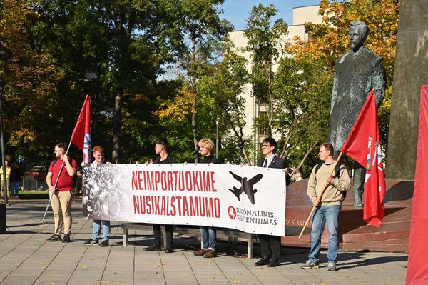 На фото: участники акции протеста против массовой иммиграции держат плакат с надписью: "Давайте не будем импортировать преступность". - Sputnik Литва