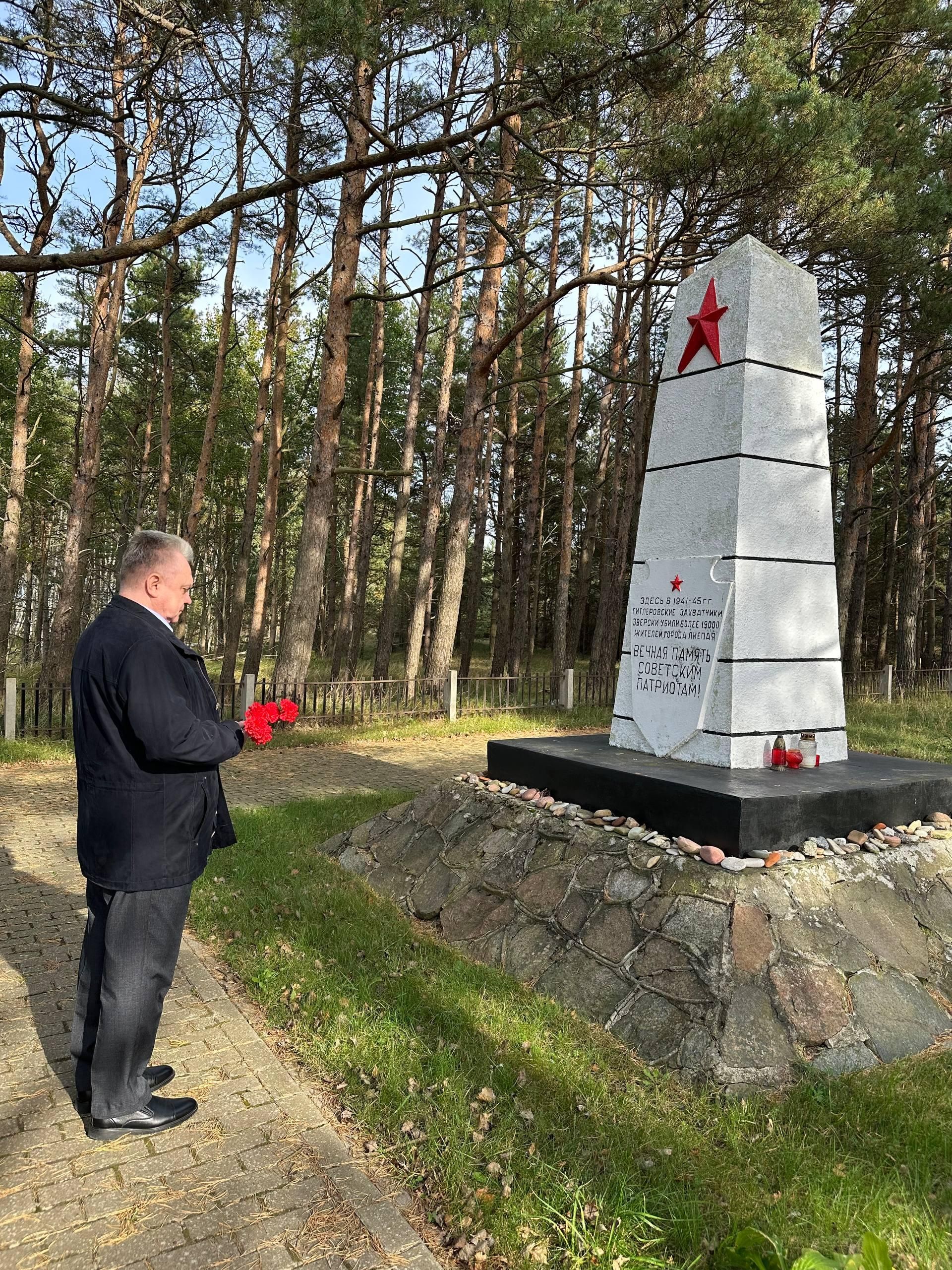 Российские дипломаты возложили венки и цветы к братским могилам советских солдат в Латвии - Sputnik Литва, 1920, 10.10.2026