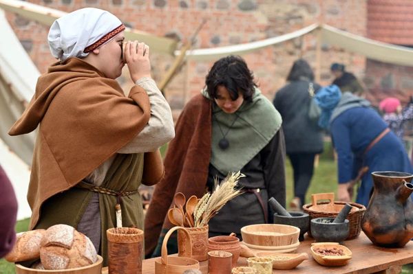 Посетители могли познакомиться с кухней, досугом, воинскими традициями и ремеслами старого Вильнюса: ювелирным делом, изготовлением питьевых рогов, плетением из лозы, обработкой дерева, кузнечным и ткацким делом, а также исторической керамикой. - Sputnik Литва