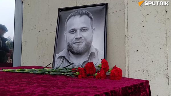 Состоялось открытие мемориальной доски военкору РИА Новости Ивану Зуеву - Sputnik Литва