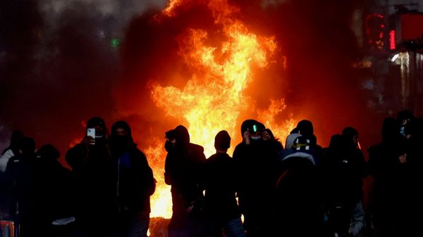 Французская полиция во время беспорядков в Париже - Sputnik Литва