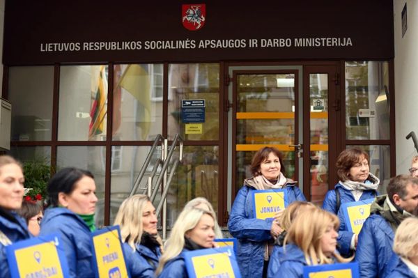 Митингующие собрались возле здания Министерства социальной защиты и труда. - Sputnik Литва