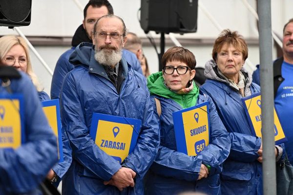 С 20 августа члены Профсоюза работников образования Литвы собирали подписи за внесение поправок в статью 218 Трудового кодекса. - Sputnik Литва