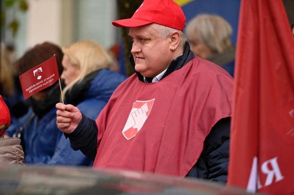 На фото: участники митинга в Вильнюсе в поддержку прав литовских работников. - Sputnik Литва