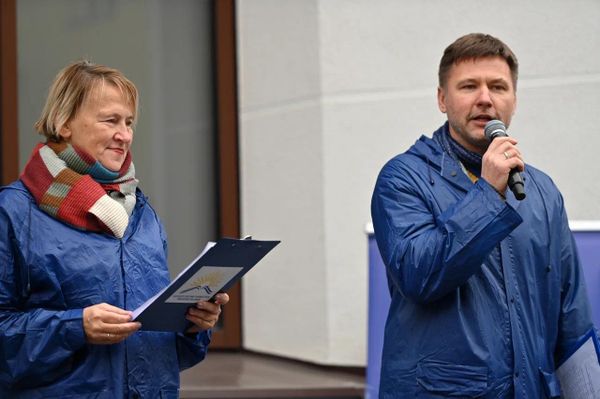 На фото: председатель Профсоюза работников образования Литвы Андрюс Навицкас обращается к участникам митинга. - Sputnik Литва