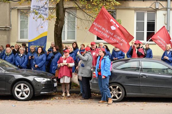 На митинг собрались представители Профсоюза работников образования Литвы, Республиканского объединенного профсоюза, а также поддерживающие инициативу граждане. - Sputnik Литва