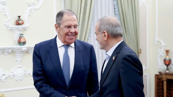 Глава МИД РФ Сергей Лавров (слева) и президент Ирана Масуд Пезешкиан - Sputnik Литва