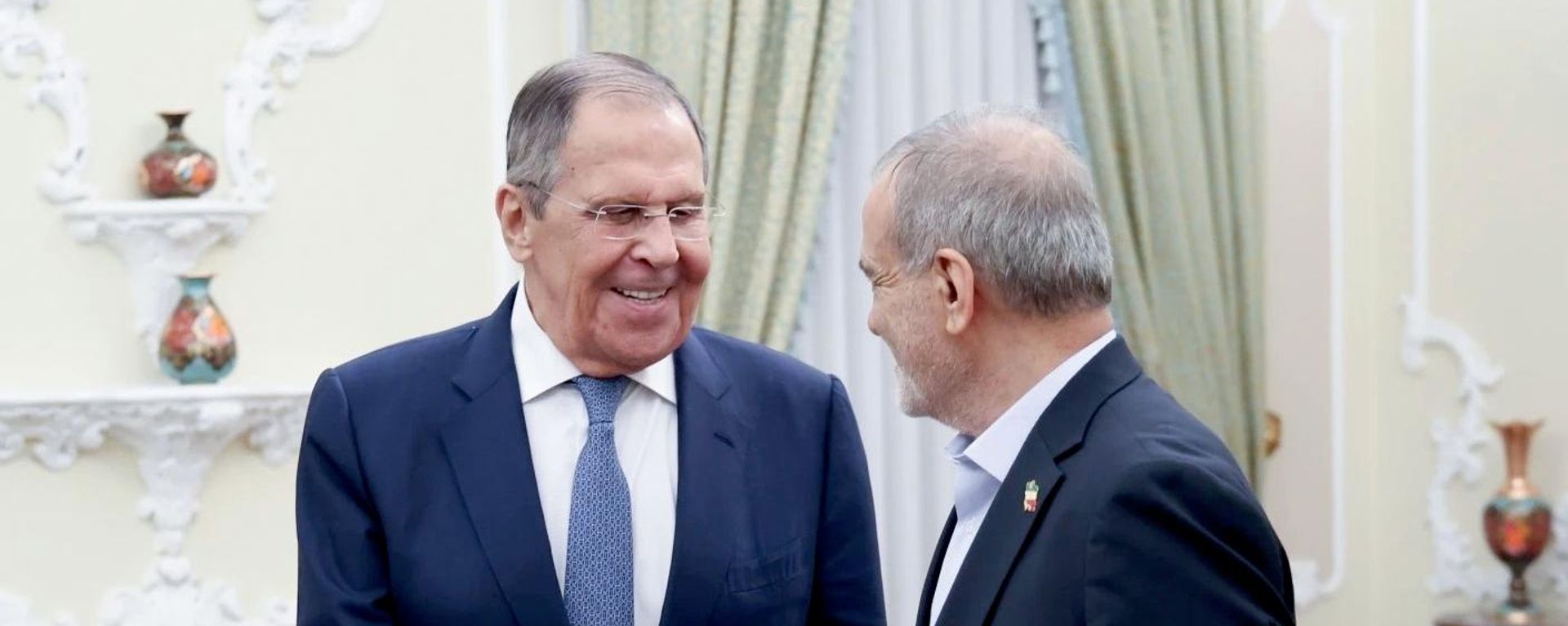 Глава МИД РФ Сергей Лавров (слева) и президент Ирана Масуд Пезешкиан - Sputnik Литва, 1920, 20.10.2026
