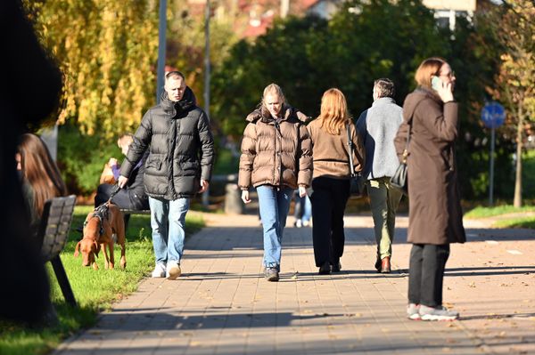 Жители начали одеваться потеплее, а в кофейнях стало особенно людно. - Sputnik Литва