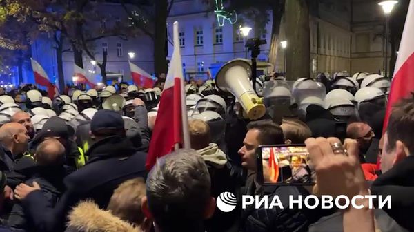 Столкновения протестующих с полицией у Конституционного суда в Варшаве - Sputnik Литва