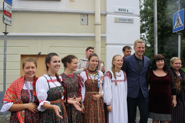 Ансамбль Аринушка и мэр Вильнюса Ремигиюс Шимашюс Ансамбль Аринушка и мэр Вильнюса Ремигиюс Шимашюс - Sputnik Литва