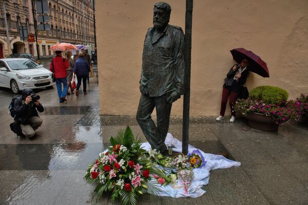 Открытие памятника Сергею Довлатову в Санкт-Петербурге Открытие памятника Сергею Довлатову в Санкт-Петербурге - Sputnik Литва