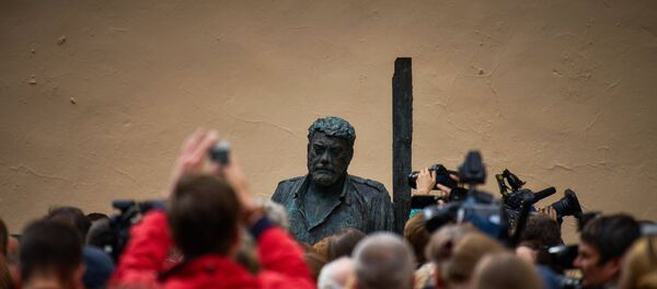 Открытие памятника Сергею Довлатову в Санкт-Петербурге - Sputnik Литва